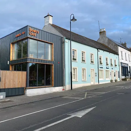 At Bowe's Cafe 아파트 *