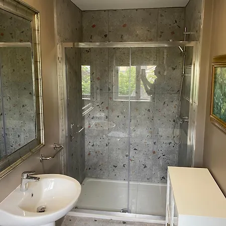 Апартаменты At Bowe's Cafe