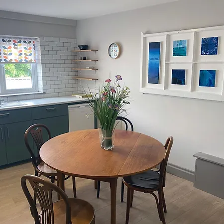 At Bowe's Cafe Апартаменты