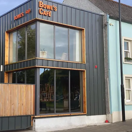 At Bowe's Cafe 아파트 더로